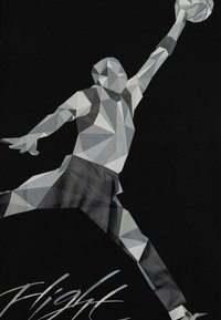 Černé tričko s geometrickým designem skákající postavy v odstínech šedé, která drží basketbal. Text pod ním zní "Let".