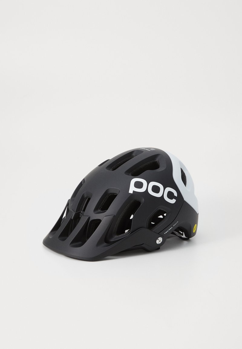 Juodas dviračio šalmas su matinio paviršiaus apdaila, didelėmis ventiliacijos angomis ir lenktu pilku akcentu. Išskirtinis "POC" prekės ženklas ir reguliuojama aparatūra.