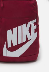 Nike Sportswear UNISEX - Mochila - pomegranate/white
