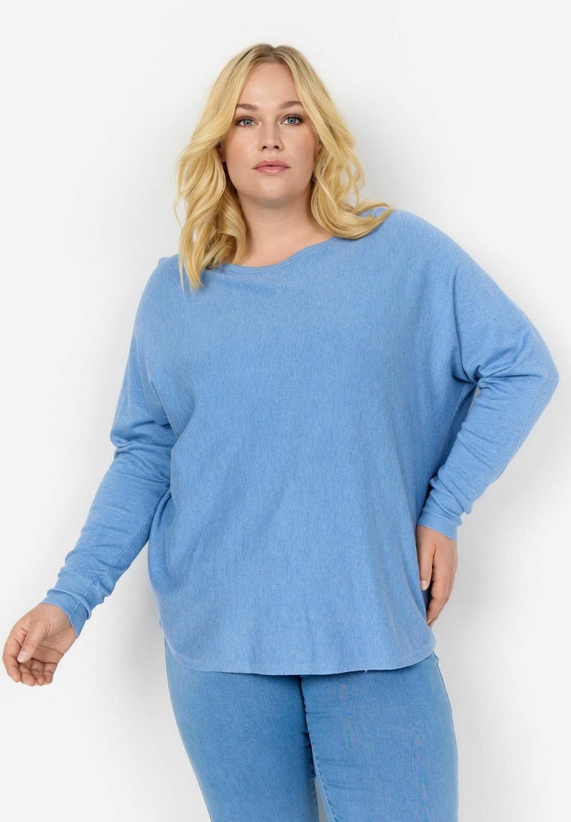 Šviesiai mėlynas ilgomis rankovėmis viršus su plačiu iškirpimu ir laisvu siluetu. Minkšta tekstūra, apvalus sijonas ir rankovės su užlenkimu. Derinamas su atitinkamomis mėlynomis kelnėmis.