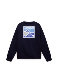 Felpa blu navy con una grafica sulla schiena che presenta montagne e il testo "NAPAPIJRI 87" in blu chiaro, grigio e bianco.