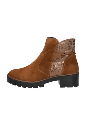 Braune Wildleder-Stiefelette mit einem kontrastierenden, gemusterten Lederpaneel, strukturiertem Sohlen und dekorativer Naht. Sie hat einen niedrigen Blockabsatz.