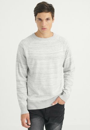 Suéter gris claro con un cuello redondo acanalado y mangas largas. Presenta un patrón texturizado, ligeramente rayado y un ajuste regular.