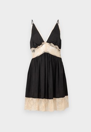 Zwarte satijnen hemdjurk met beige kanten trim bij de buste, taille en zoom, met dunne schouderbandjes en een V-hals.