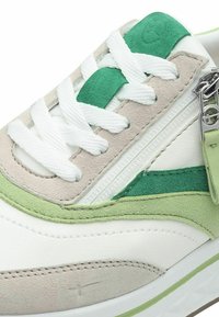 Sneaker caratterizzata da una combinazione di pelle bianca, suede verde e accentuazioni beige. Include lacci bianchi e una cerniera laterale per la funzionalità.