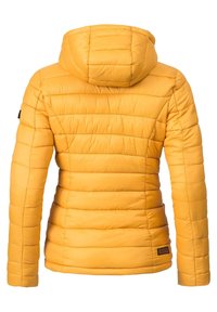 Geel gewatteerde jas met een capuchon, verticaal gestikt patroon, gladde textuur en een klein logopatch op de linkeronderrug.