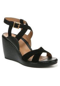 Zwarte suède wedge sandalen met een gekruist bandjesontwerp, een gouden gesp en een gestructureerde zwarte zool met een lichte kromming.