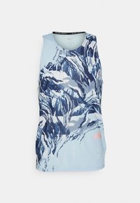 Camiseta atlética sin mangas de color azul claro con un patrón de montañas en varios tonos de azul. Presenta un escote negro y un pequeño logotipo como acento.