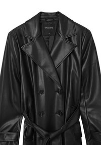 Cappotto trench in finta pelle nera con design doppiopetto, ampie revers, vita accentuata da una cintura e tasche laterali. Texture liscia e vestibilità sartoriale.