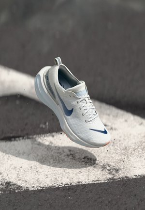 INVINCIBLE 3 - Laufschuh Straße - blue tint/blue void-dusty cactus-football grey