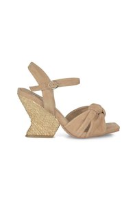 Sandali con zeppa in suede beige, caratterizzati da un design con punta annodata, cinturino alla caviglia regolabile e un'accattivante texture intrecciata sul tallone.