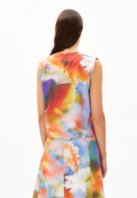 Mouwloze jurk met een levendige bloemenprint in oranje, roze en blauwe tinten. Heeft een sleutelgat-sluiting aan de achterkant en is gemaakt van zachte stof.