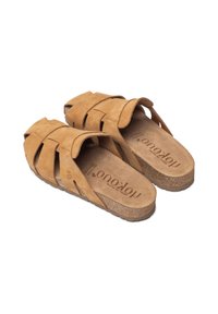 Sandali in suede tan con design intrecciato nella parte superiore, sottopiede in sughero sagomato e suola in gomma texturizzata per una buona aderenza. Marcature visibili sulle sole interne.