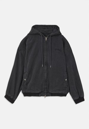 Schwarze Kapuzenjacke aus weichem Stoff, mit Reißverschluss, Seitentaschen und gerippten Bündchen. Dezentes Logo-Detail auf der Brust.