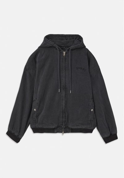 Schwarze Kapuzenjacke aus weichem Stoff, mit Reißverschluss, Seitentaschen und gerippten Bündchen. Dezentes Logo-Detail auf der Brust.
