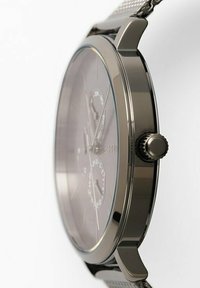Herren-Chronographenuhr mit einem silbernen Edelstahlgehäuse, grauem Zifferblatt und Mesh-Armband. Sie zeichnet sich durch eine auffällige Krone und ein minimalistisches Design aus.