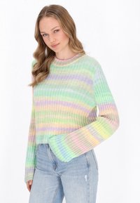 Maglione a costine pastello con righe orizzontali in verde, rosa e lavanda. Maniche lunghe con polsini ampi. Vestibilità casual.