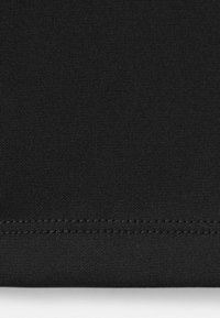 Črna tkanina z gladko teksturo, ki prikazuje fino tkano vzorčenje. Rob ima ravno šivano šiv za trdnost.