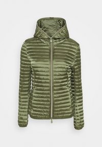 Piumino verde oliva con cappuccio, caratterizzato da un design trapuntato orizzontale, cerniera frontale e finitura liscia e lucida.