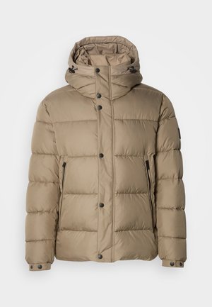 Beige pufferjacka med huva, med kviltade sektioner, framknappar och blixtlåsfickor. Slät textur och avslappnad design.