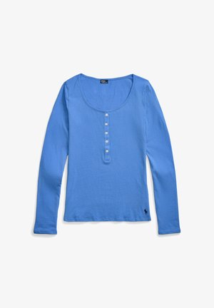 Chemise henley bleu à manches longues avec cinq boutons sur le devant et petit logo noir près de l'ourlet inférieur.