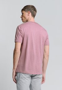 T-shirt met korte mouwen in lichtroze gemeleerd stof, ronde halslijn, relaxte pasvorm, middellange lengte, met zichtbare stikdetails.
