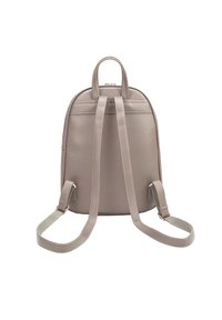 Zaino in pelle grigia chiara con forma arrotondata, due manici superiori e spallacci regolabili. Presenta una superficie liscia e un design minimalista.