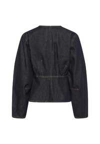 Chaqueta de mezclilla azul oscuro con cintura ajustada, mangas largas y espalda recta. Cuenta con costuras visibles y dos bolsillos laterales.