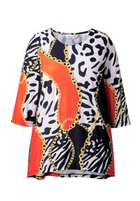 Luźna bluzka z odważnym motywem zwierzęcym w pomarańczowych i czarnych partiach, ozdobiona złotymi łańcuchami. Gładka tkanina, okrągły dekolt, rękawy do trzy czwarte.