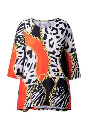 Volný top s výrazným zvířecím potiskem v oranžových a černých sekcích, doplněný zlatými řetízky. Hladká látka, kulatý výstřih, tříčtvrteční rukávy.