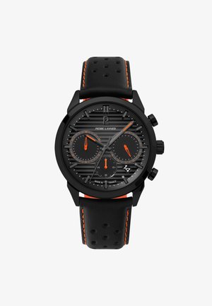 Zwarte chronograaf-horloge met een gestructureerde zwarte wijzerplaat, oranje accenten en een geperforeerde zwarte lederen band. Kenmerken arabische cijfers en datumweergave.