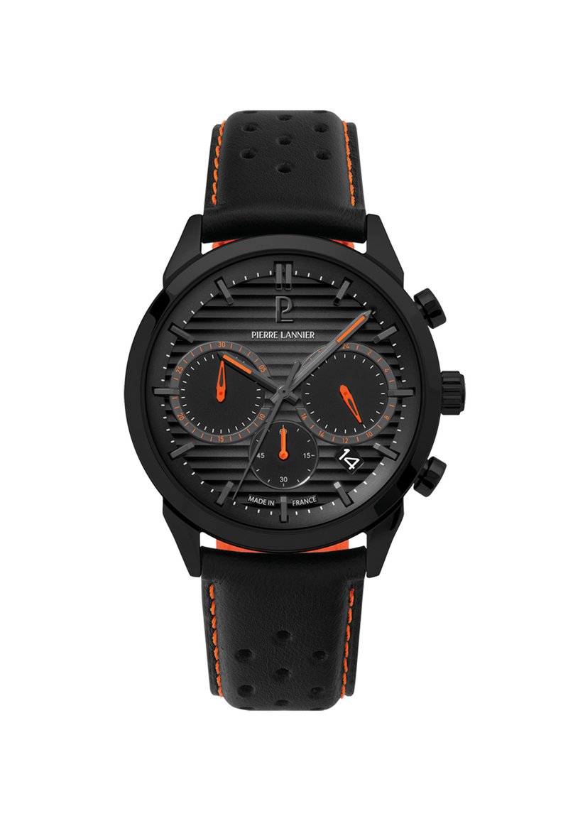 Černé chronografické hodinky s texturovaným černým ciferníkem, oranžovými akcenty a perforovaným černým koženým páskem. Obsahují arabské číslice a zobrazení data.