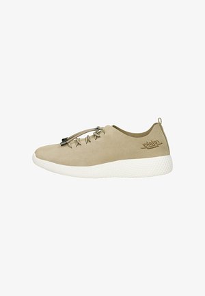 Sneaker in suede beige con suola in gomma bianca texturizzata, caratterizzata da un design minimalista e lacci elastici laterali per una vestibilità regolabile.