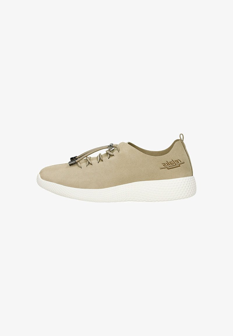 Baskets en suède beige avec une semelle en caoutchouc texturé blanc, présentant un design minimaliste et des lacets élastiques latéraux pour un ajustement personnalisé.