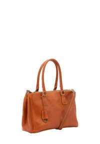 Borsa a tracolla in pelle marrone con manici doppi, chiusura con zip e tracolla regolabile. Presenta cuciture minime e una forma strutturata.