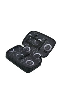 Schwarze Reißverschlusstasche mit einem geometrischen Muster in Grau und Weiß. Innenausstattung mit elastischen Riemen und einer Tasche zur Organisation.