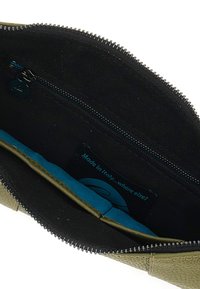 Interno della borsa in pelle verde oliva, con foderatura in tessuto nero, accento blu e una tasca con zip. L'etichetta dice: "Made in Italy."