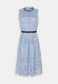Robe en dentelle bleu clair sans manches avec bordure noire au col et à la taille, avec des motifs géométriques et floraux complexes, longueur genou.
