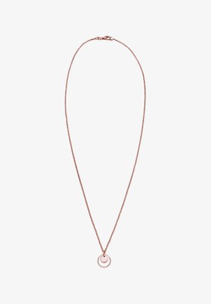 Collar de plata con colgante circular, con una cadena fina. La modelo lleva una blusa blanca, tiene el cabello corto y marrón, y un fondo neutro.