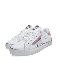 Sneaker di pelle bianche con dettagli in rosa e argento, punta rotonda, suola piatta in gomma e design con lacci. Parte superiore testurizzata con perforazioni.