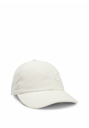 Hvid kordfløjls-baseballcaps med buet skygge og subtilt broderet detalje foran, vist på en ensfarvet hvid baggrund.