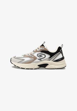 Sport sneakers met een witte netstof bovenwerk met zwarte en beige accenten, textuurdetails, een dikke rubberen zool en een ronde neus.