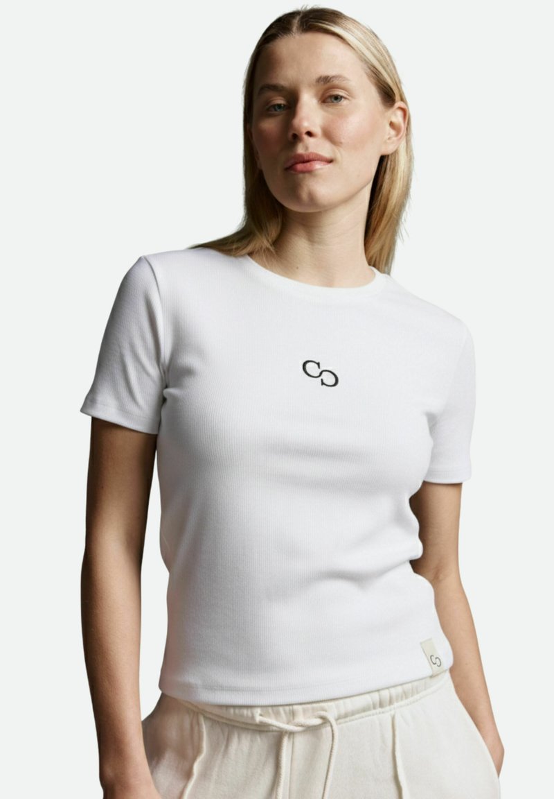 Weißes kurzärmliges T-Shirt mit geripptem Design und rundem Halsausschnitt sowie schwarzem gesticktem Logo auf der Brust. Weicher Stoff mit körperbetontem Schnitt.