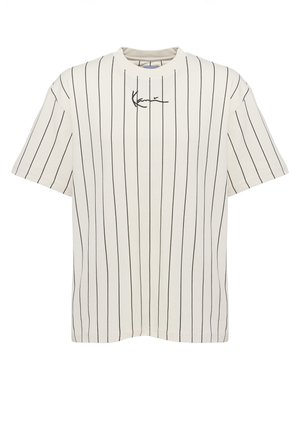 Witte katoenen t-shirt met verticale zwarte strepen; voorzien van een ronde hals en korte mouwen. Opvallend zwart handschrift-achtig logo op de borst.