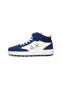 Sneaker alte con tomaia in suede blu navy, dettagli bianchi con design geometrico, cinturino regolabile e suola in gomma con battistrada testurizzato.