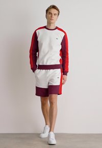 Lacoste ELEVATED COLORBLOCK  - Verryttelyhousut - flour/red-spleen