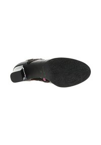 Chaussure à talon noir avec une surface texturée, des motifs floraux et un talon carré. La semelle présente un design complexe avec une texture antidérapante.