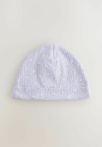 Gorro de punto color púrpura claro con un patrón floral, que presenta pequeñas flores en tonos pastel y rayas texturizadas. Material suave y flexible.