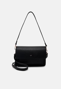 Černá kabelka přes rameno z umělé kůže s klopou, nastavitelným popruhem a jemným zlatým logem na kovových prvcích. Hladká textura a obdélníkový tvar.