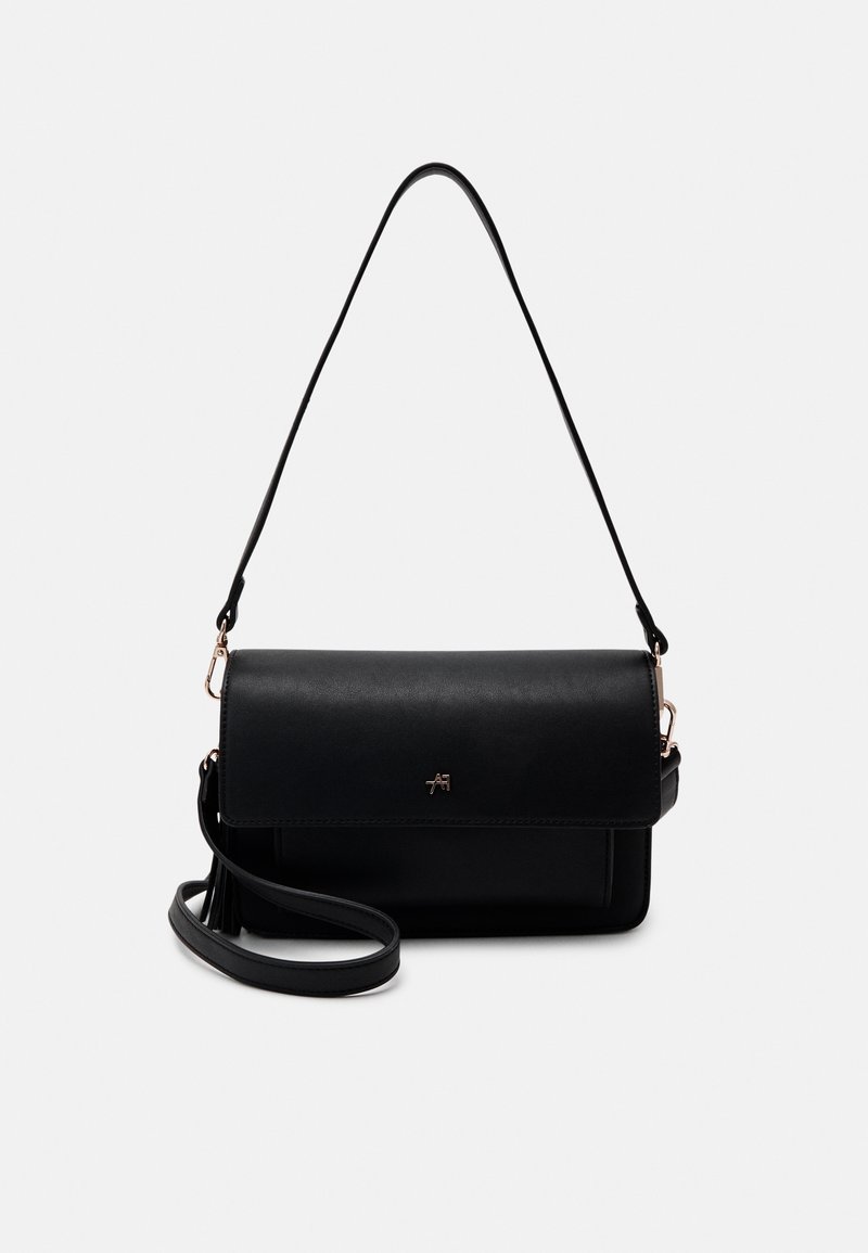 Černá kabelka přes rameno z umělé kůže s klopou, nastavitelným popruhem a jemným zlatým logem na kovových prvcích. Hladká textura a obdélníkový tvar.